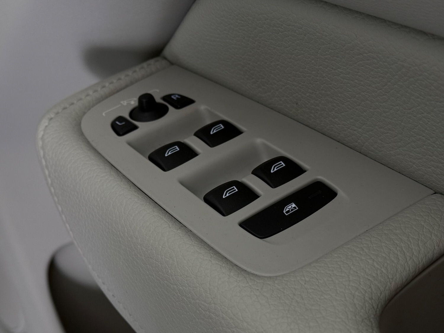 Used Volvo XC60 2018 for sale - 76632843: Photo 37