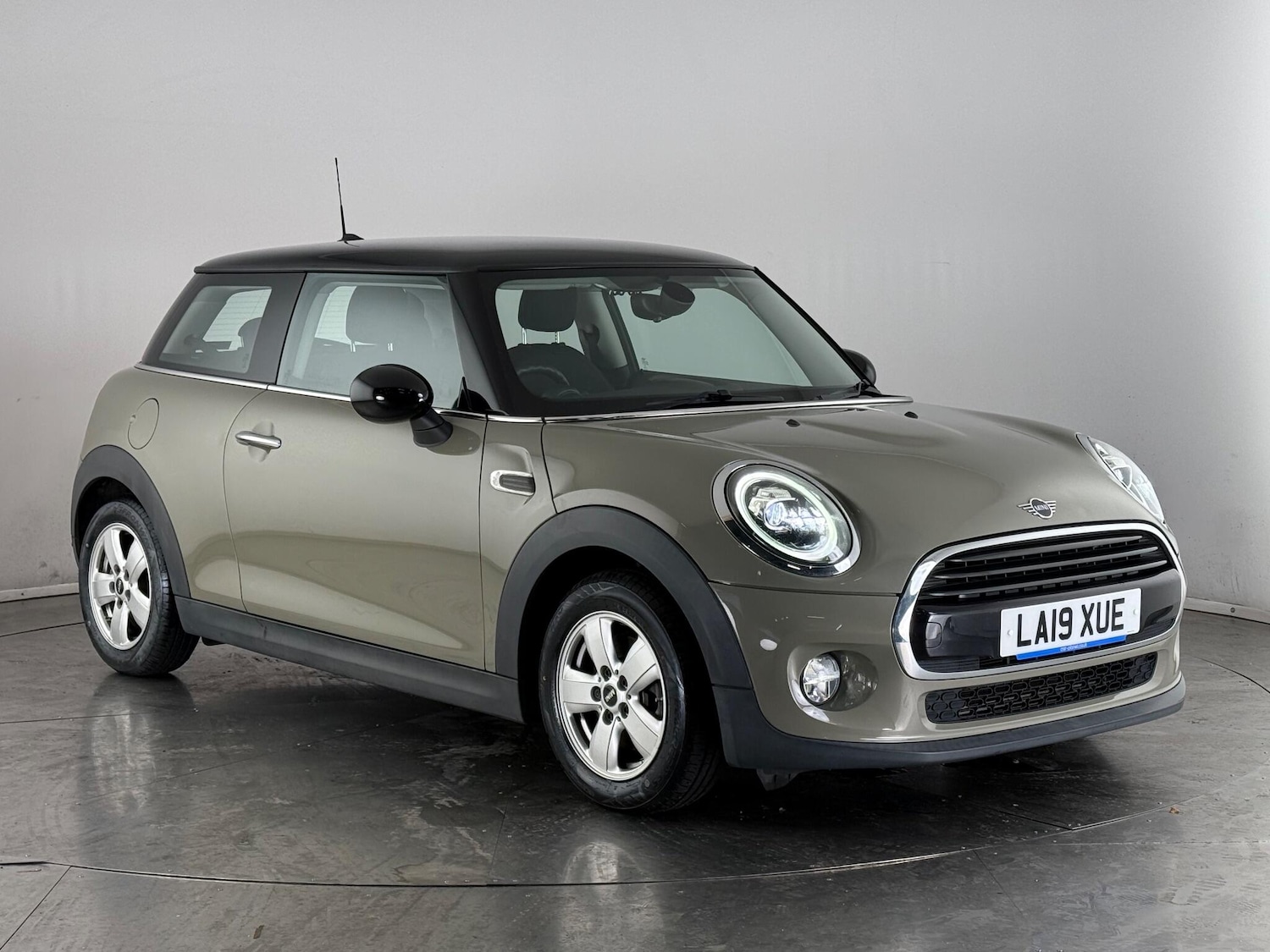 Used MINI Hatch 2019 for sale - 76466957: Photo 1
