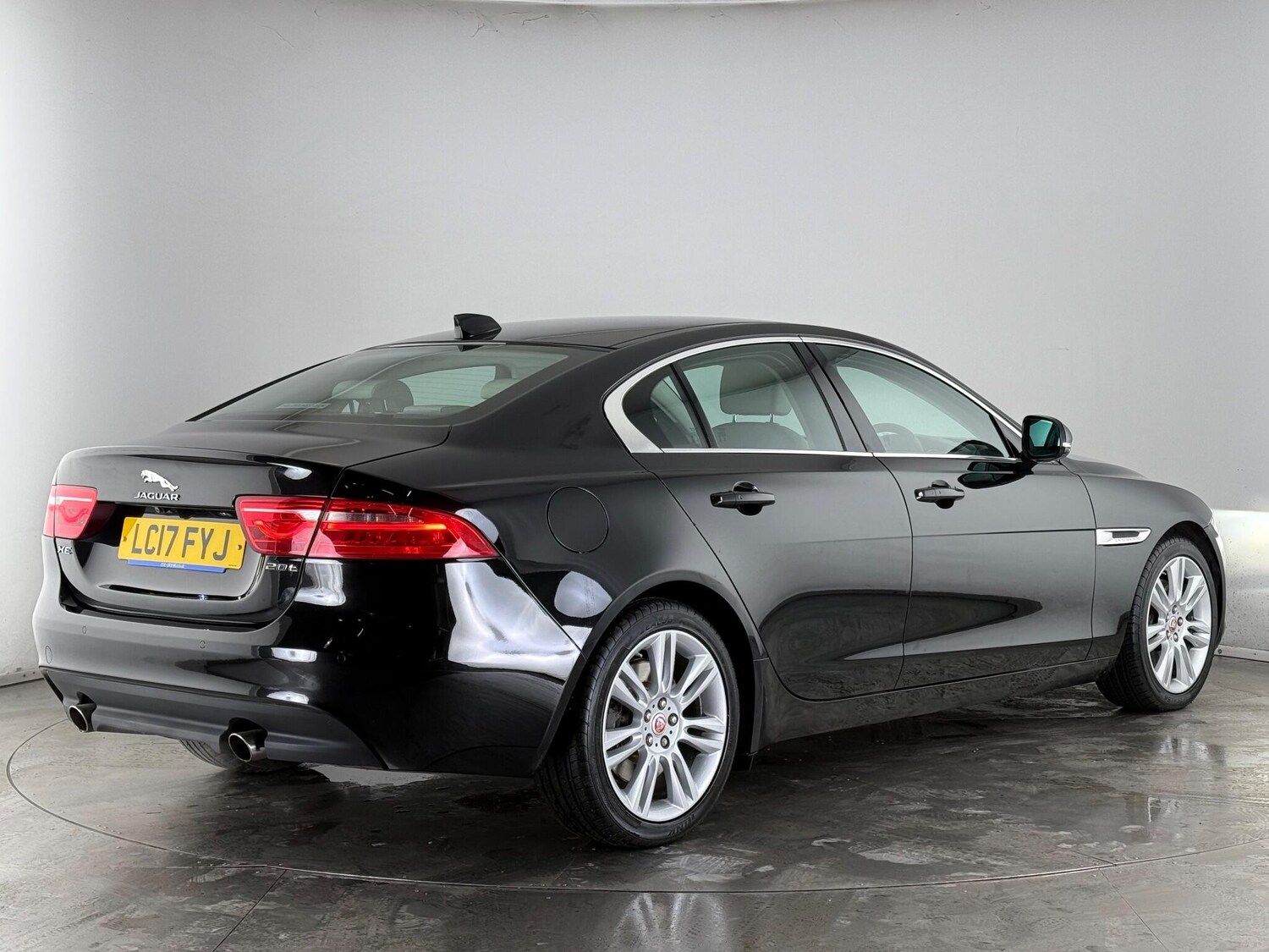 Used Jaguar XE 2017 for sale - 77259680: Photo 4