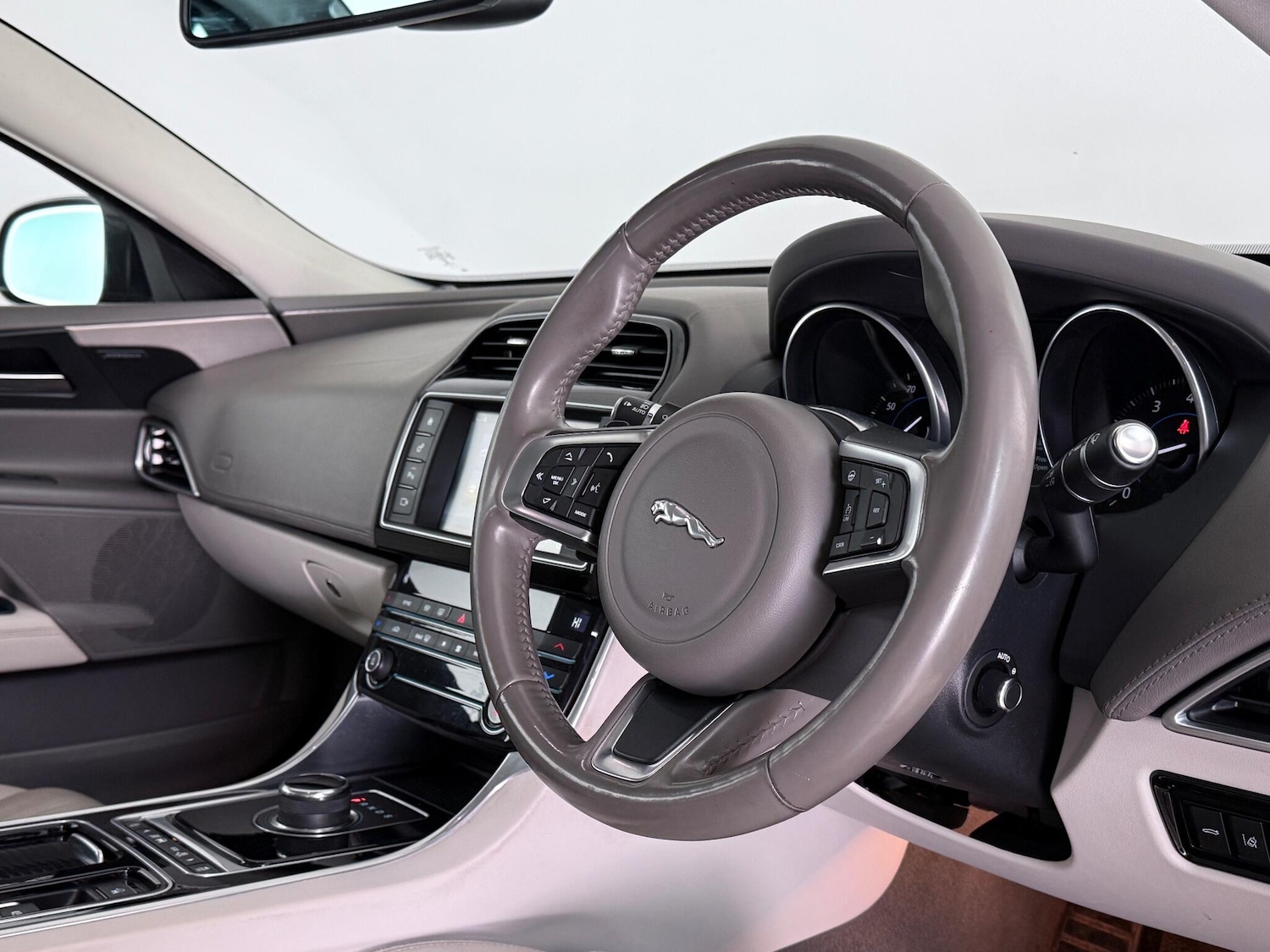 Used Jaguar XE 2017 for sale - 77259680: Photo 9