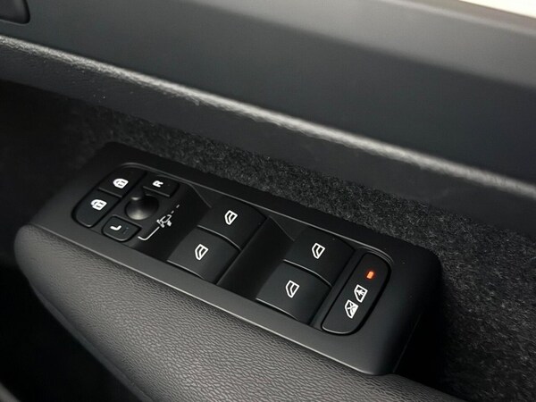 Used Volvo XC40 2023 for sale - 76216899: Photo 32