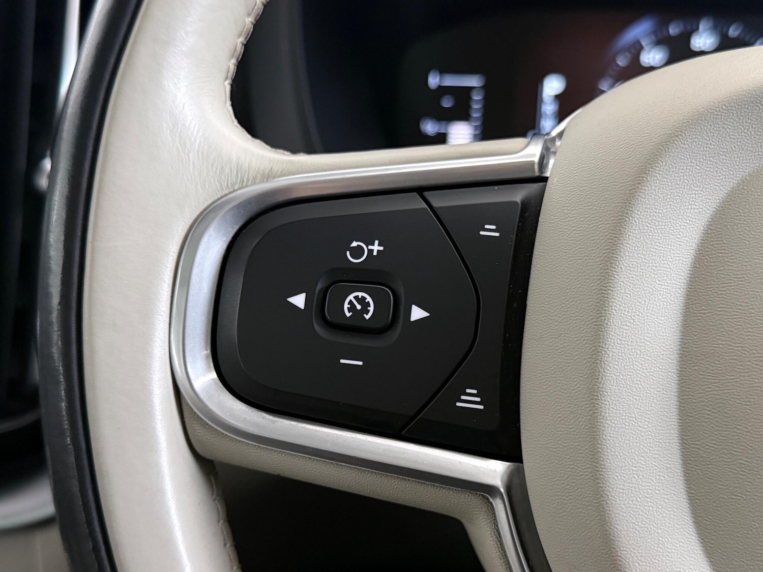 Used Volvo XC60 2017 for sale - 76666517: Photo 25