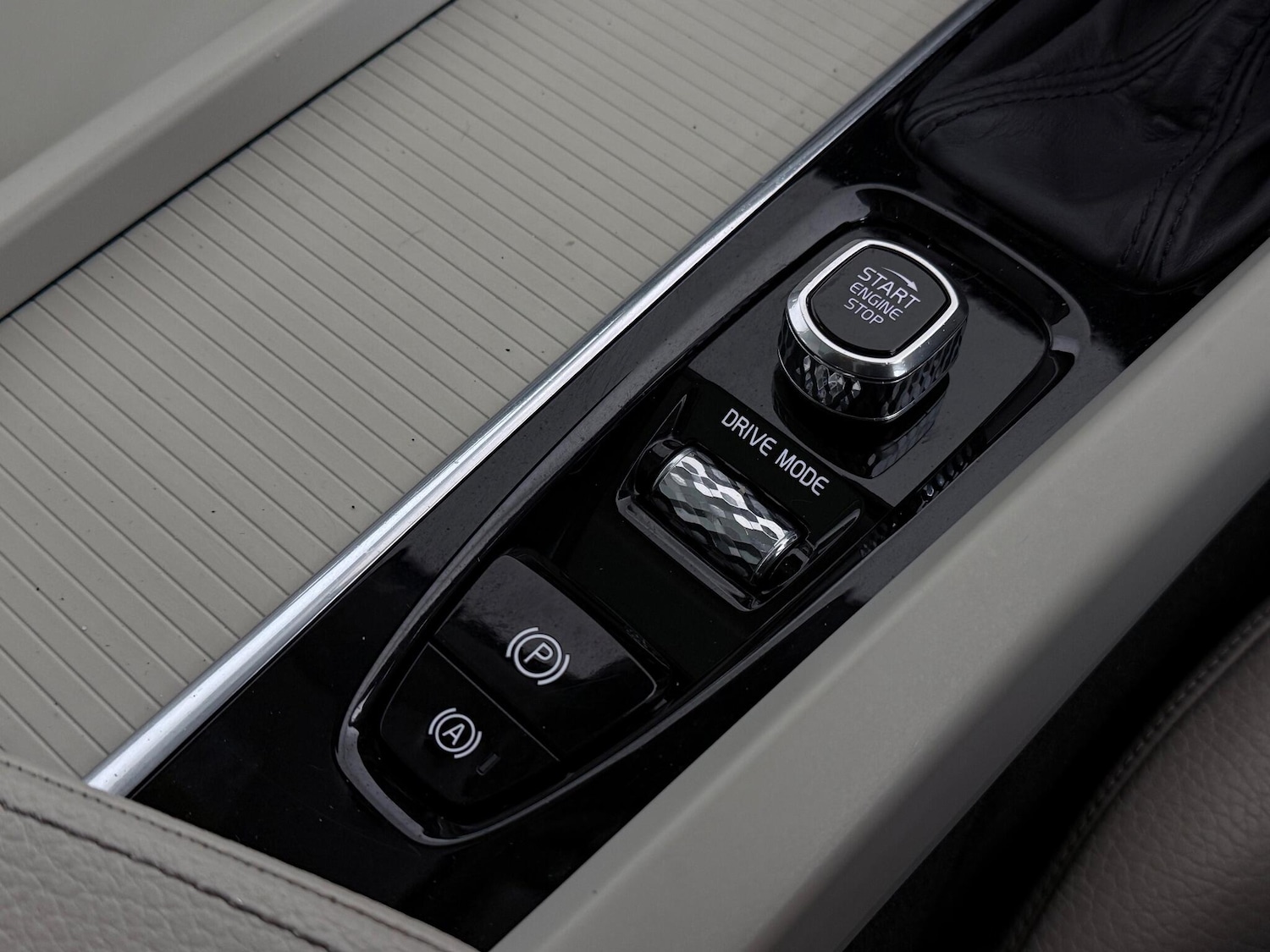 Used Volvo XC60 2017 for sale - 76666517: Photo 43