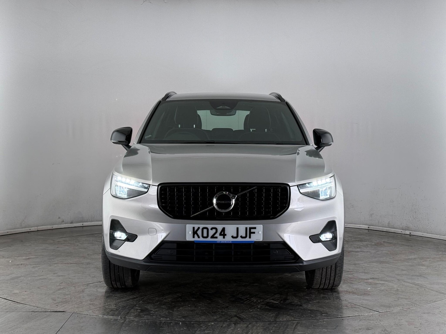 Used Volvo XC40 2024 for sale - 77182645: Photo 2