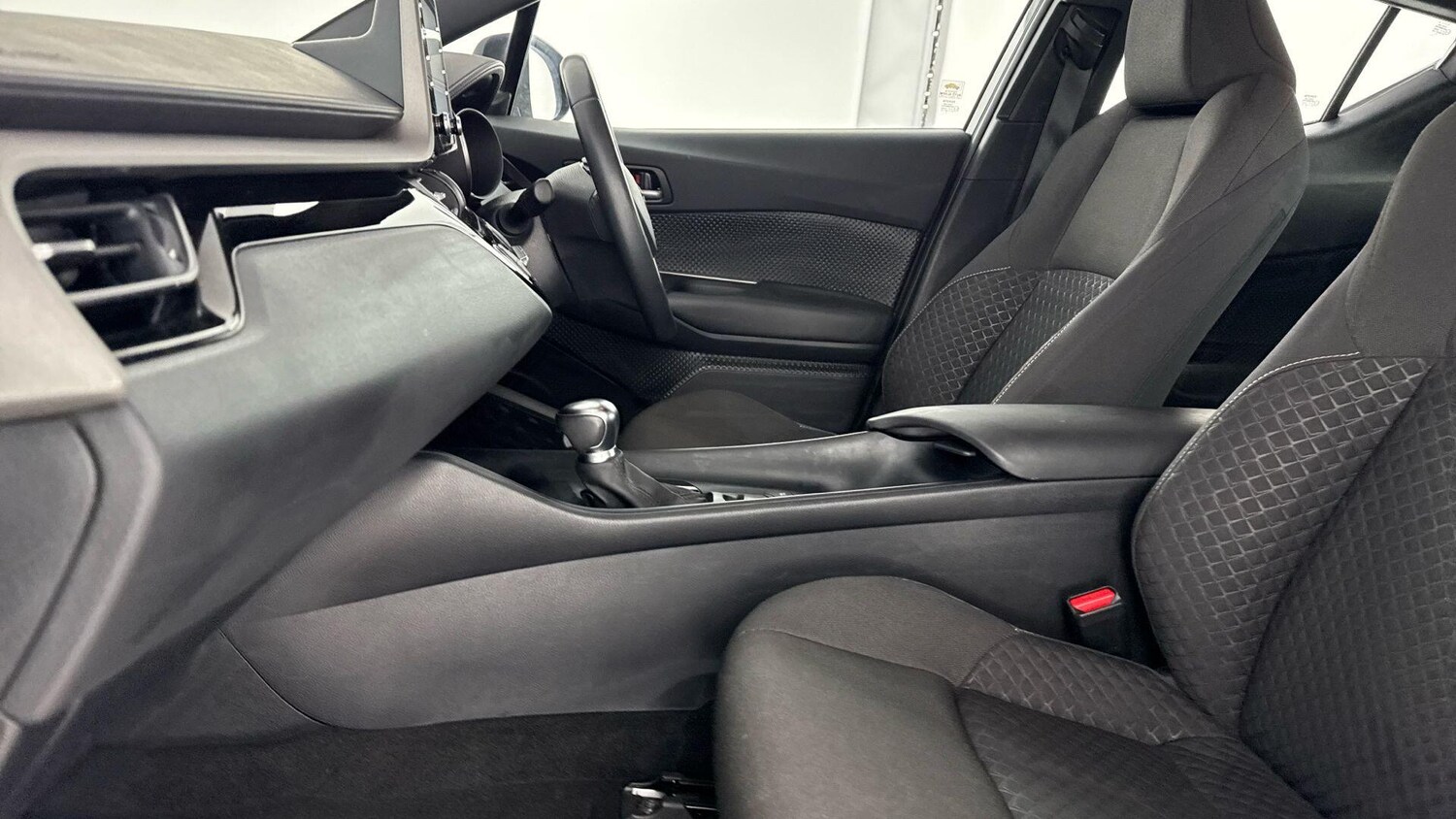 Used Toyota C-HR 2023 for sale - 77940037: Photo 16