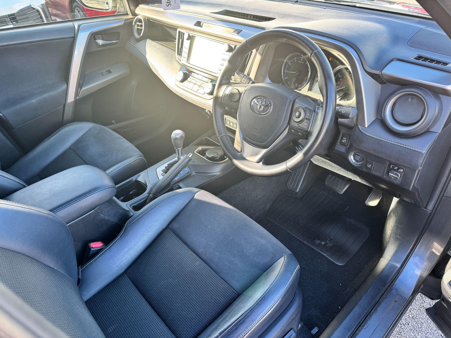 Used Toyota RAV4 2017 for sale - 76327331: Photo 11