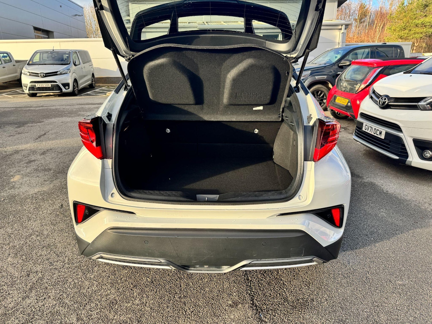 Used Toyota C-HR 2023 for sale - 76913024: Photo 10