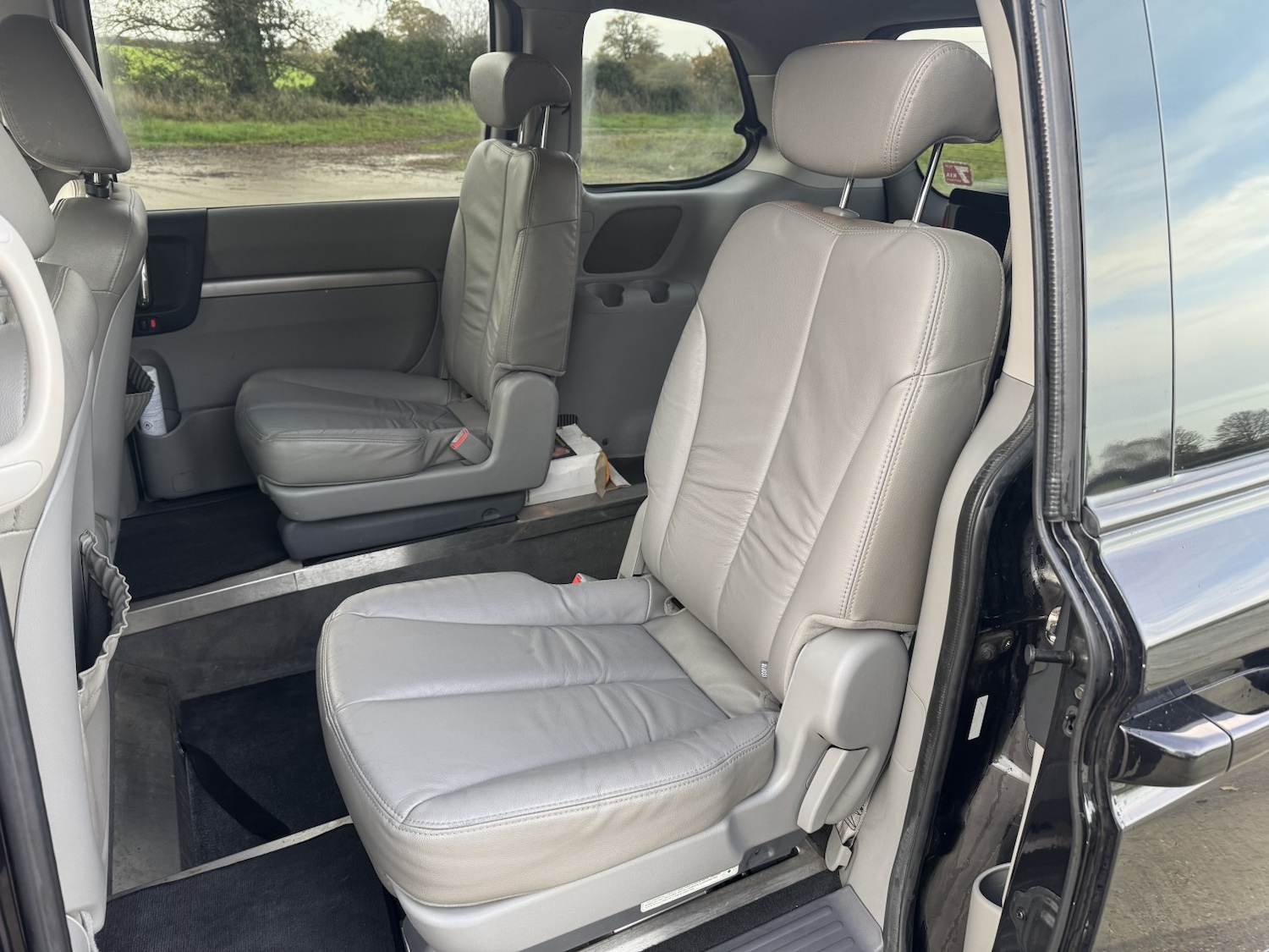 Used Kia Sedona 2010 for sale - 76799223: Photo 8