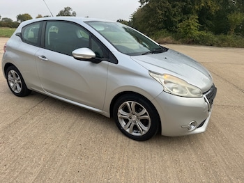 Peugeot - 208