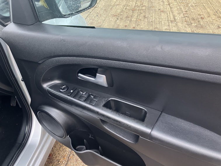 Used Kia Venga 2010 for sale - 76799220: Photo 17