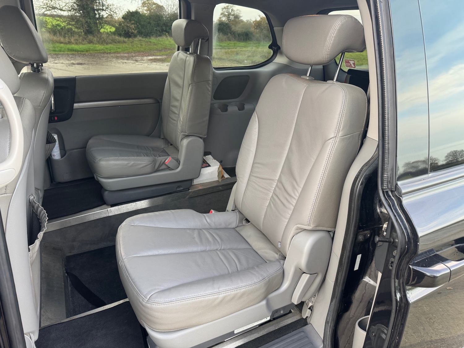 Used Kia Sedona 2010 for sale - 76734329: Photo 8