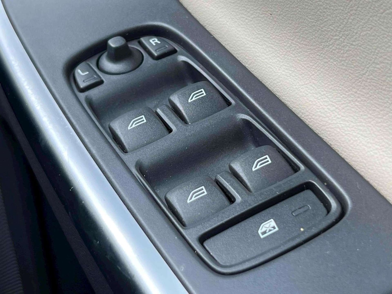 Used Volvo XC60 2010 for sale - 77872458: Photo 31