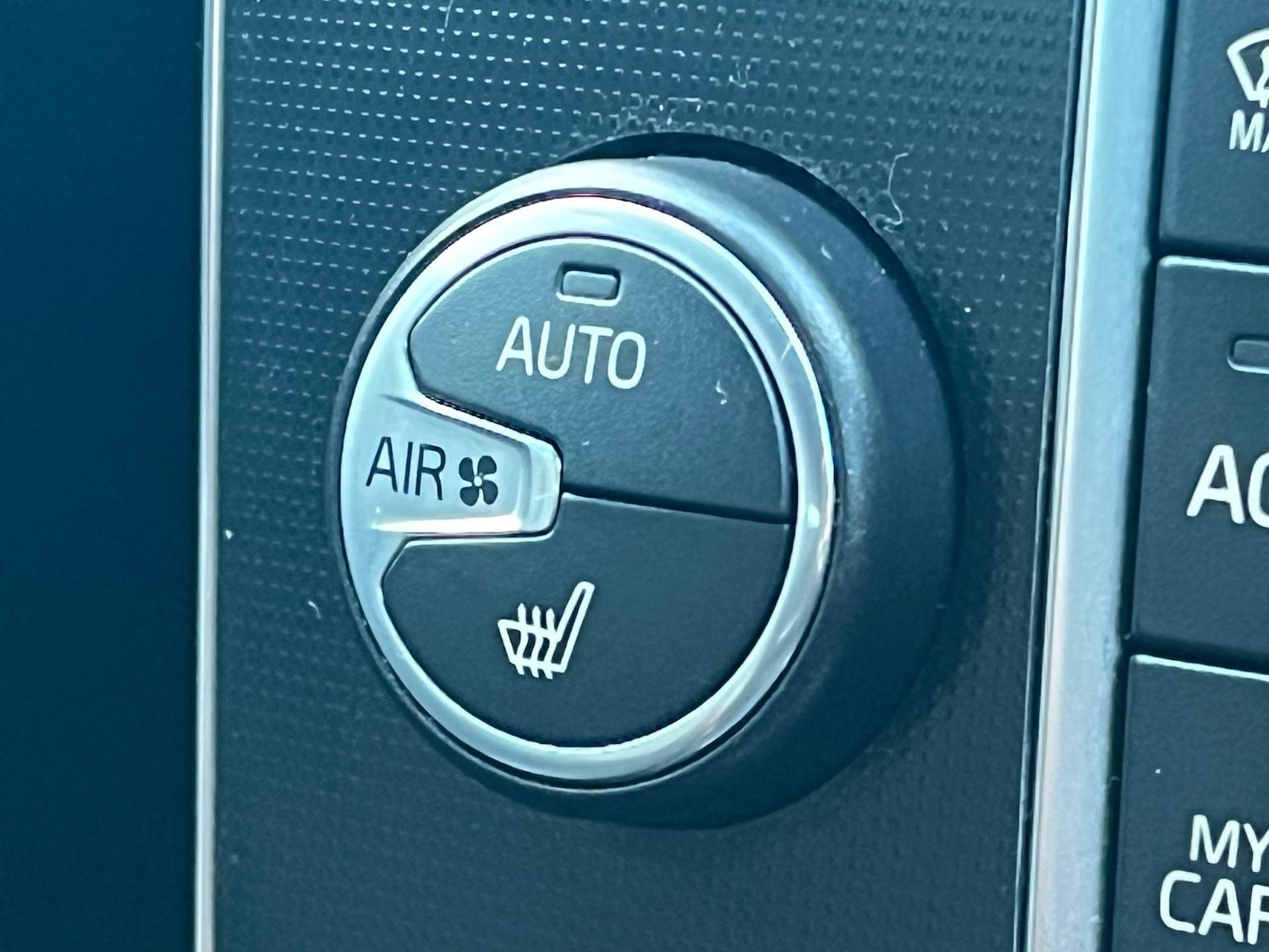 Used Volvo V40 2015 for sale - 76007320: Photo 40