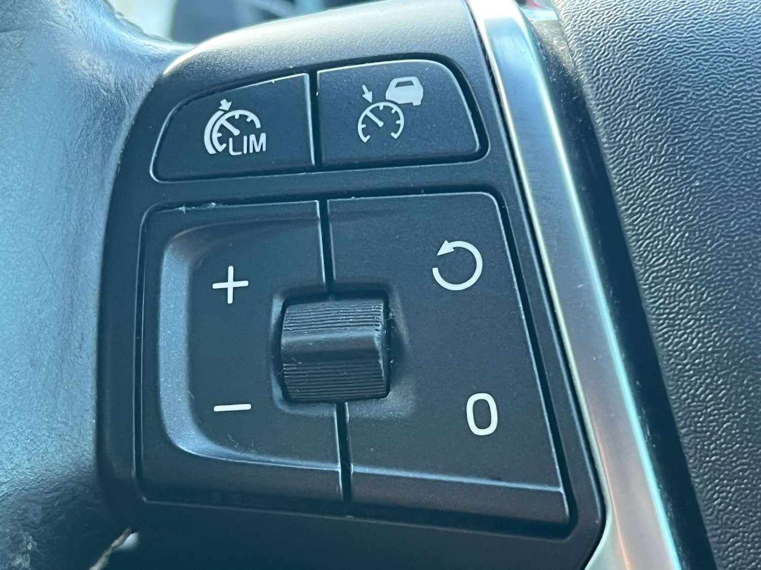 Used Volvo V40 2015 for sale - 76007320: Photo 55