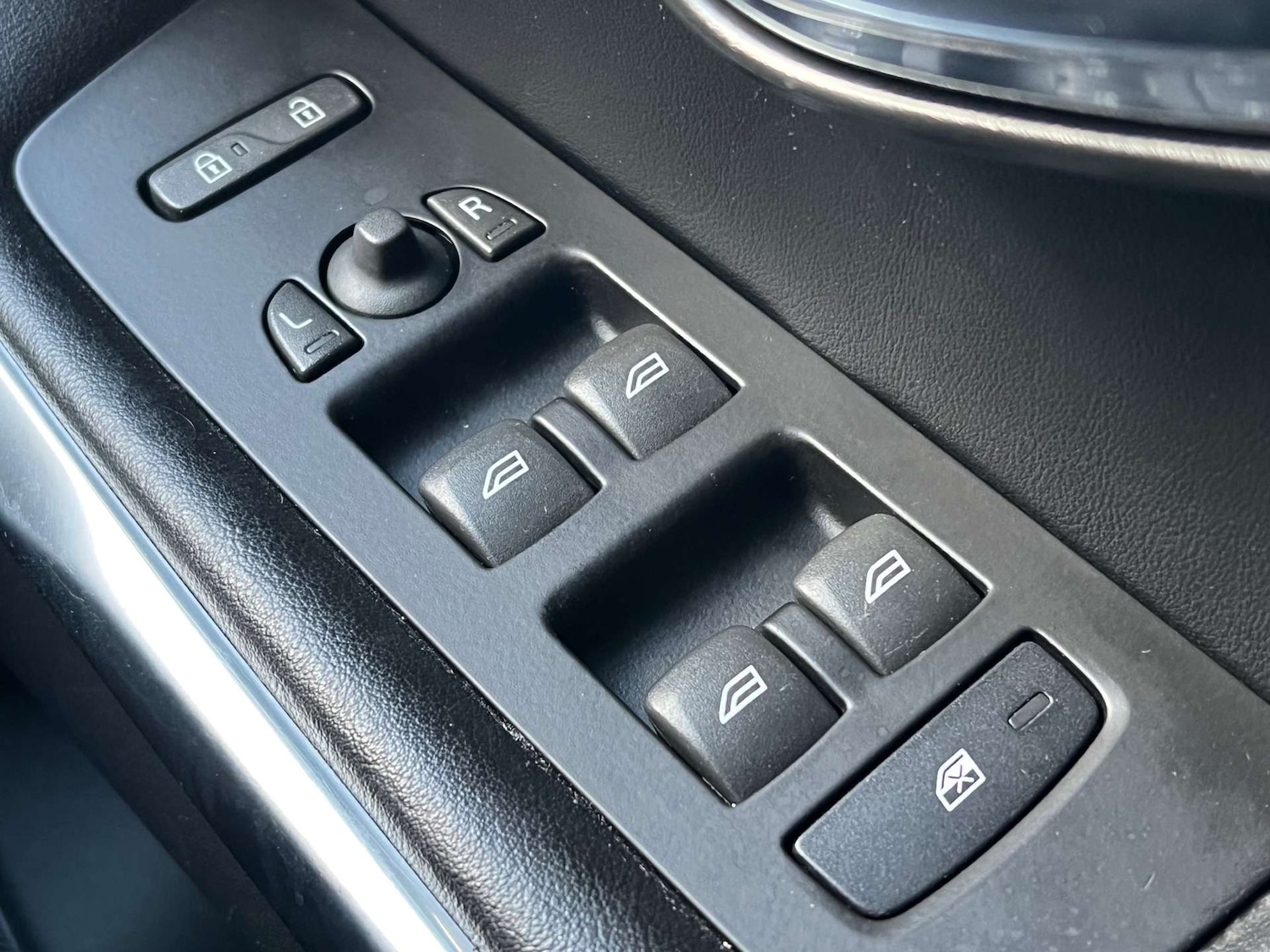 Used Volvo V40 2015 for sale - 76007320: Photo 65