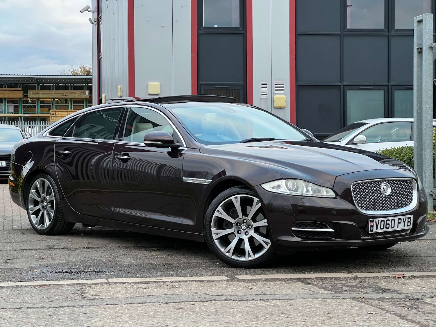 Used Jaguar XJ 2010 for sale - 76533566: Photo 2