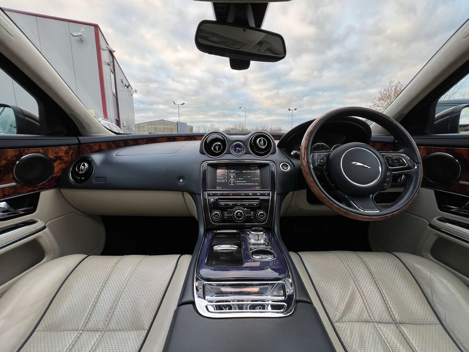 Used Jaguar XJ 2010 for sale - 76533566: Photo 23