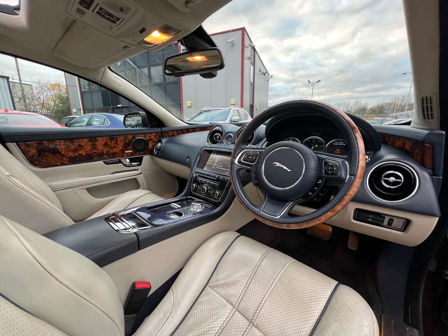 Used Jaguar XJ 2010 for sale - 76533566: Photo 27