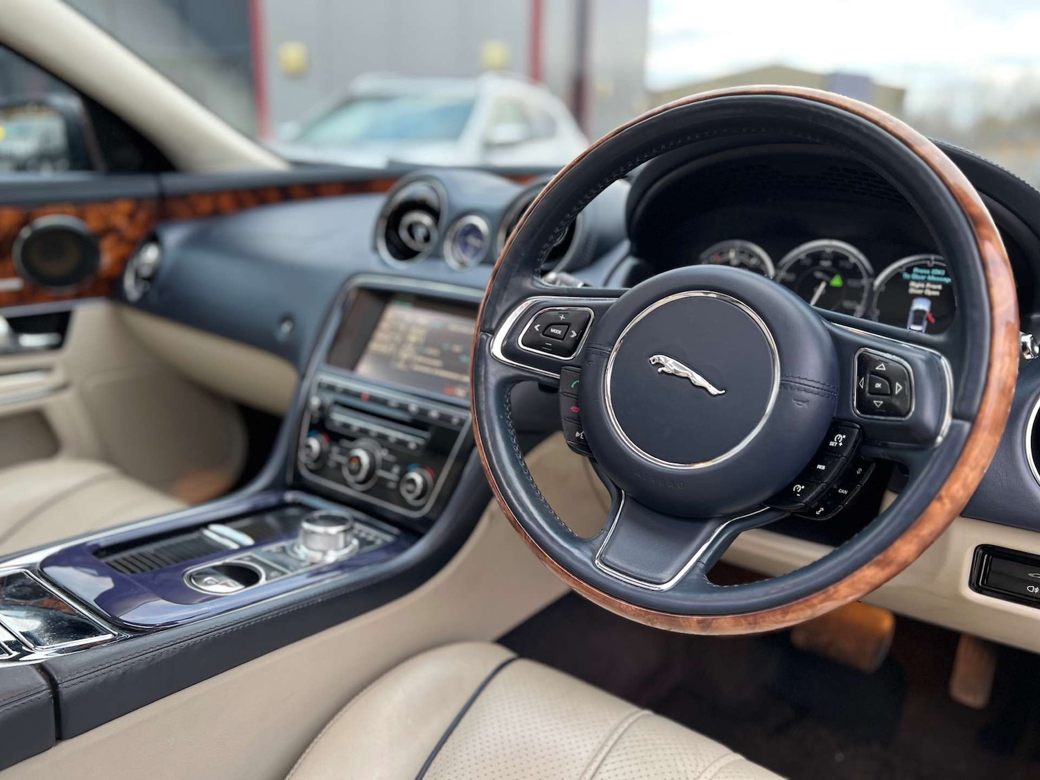 Used Jaguar XJ 2010 for sale - 76533566: Photo 28