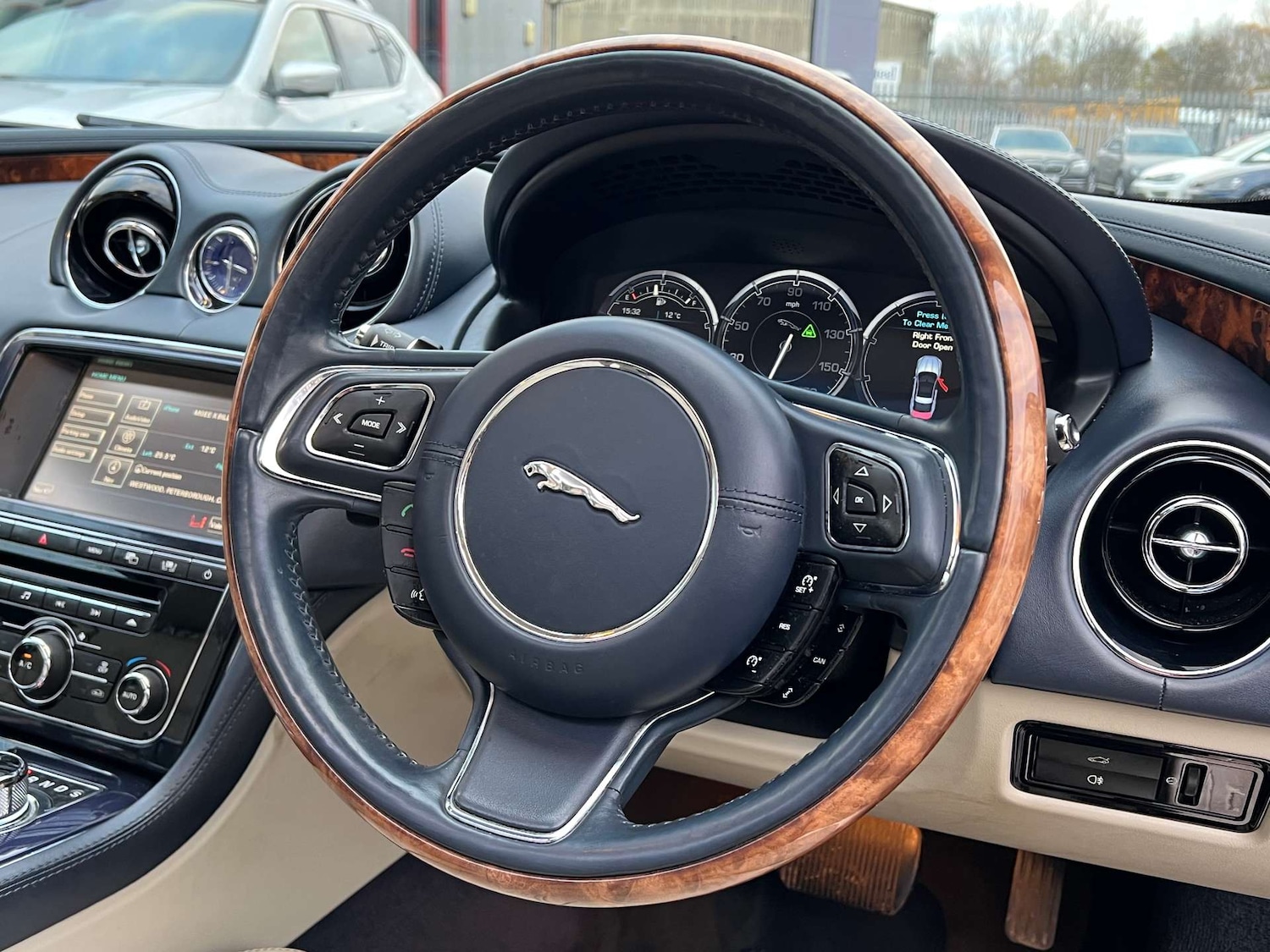 Used Jaguar XJ 2010 for sale - 76533566: Photo 29