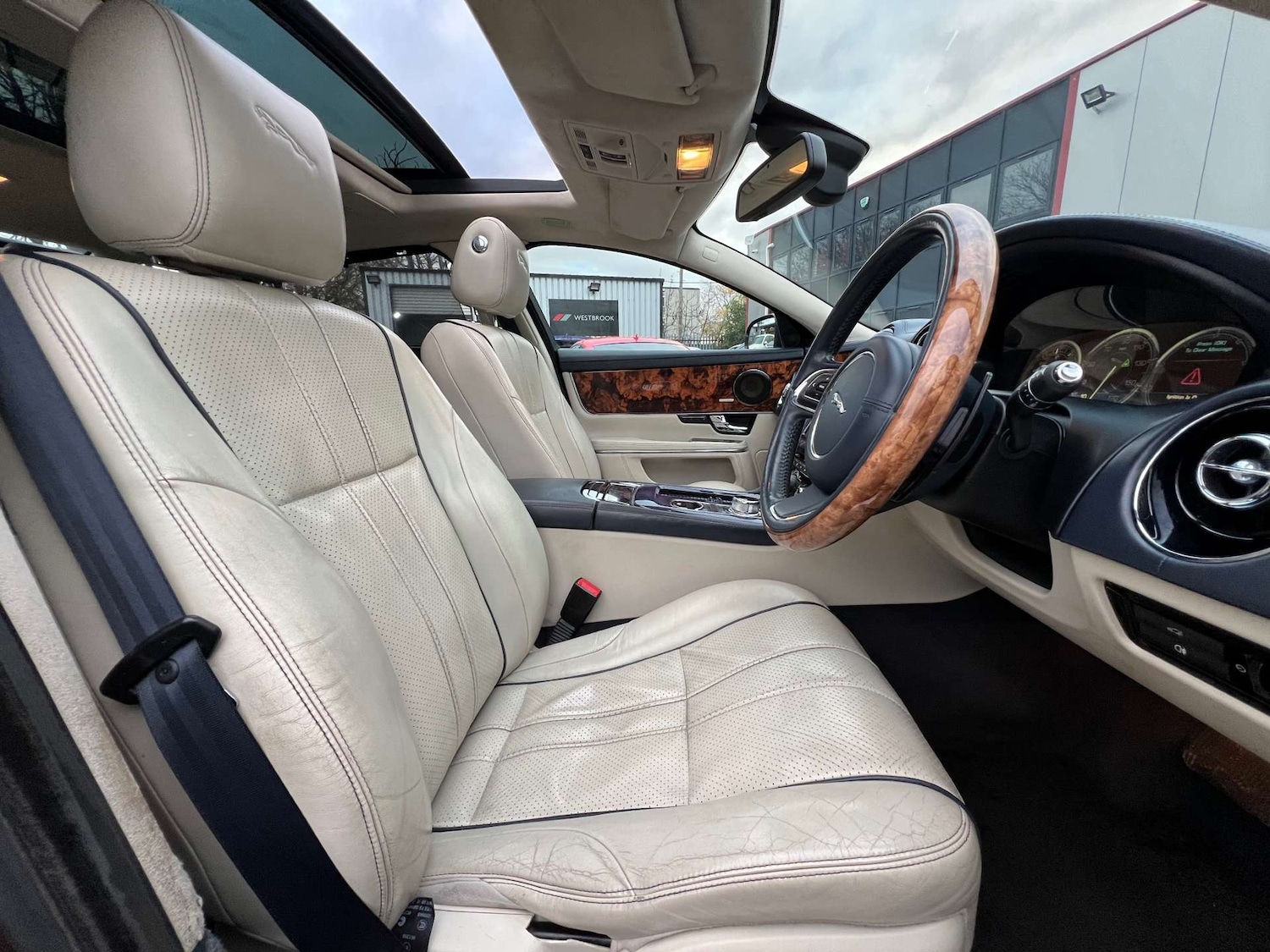 Used Jaguar XJ 2010 for sale - 76533566: Photo 31