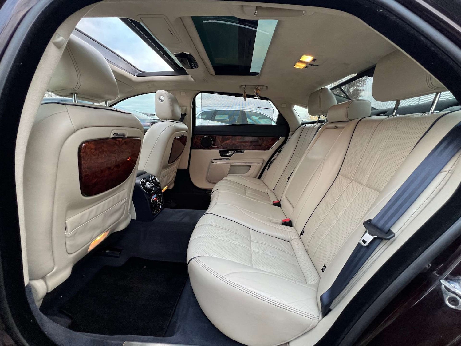 Used Jaguar XJ 2010 for sale - 76533566: Photo 41