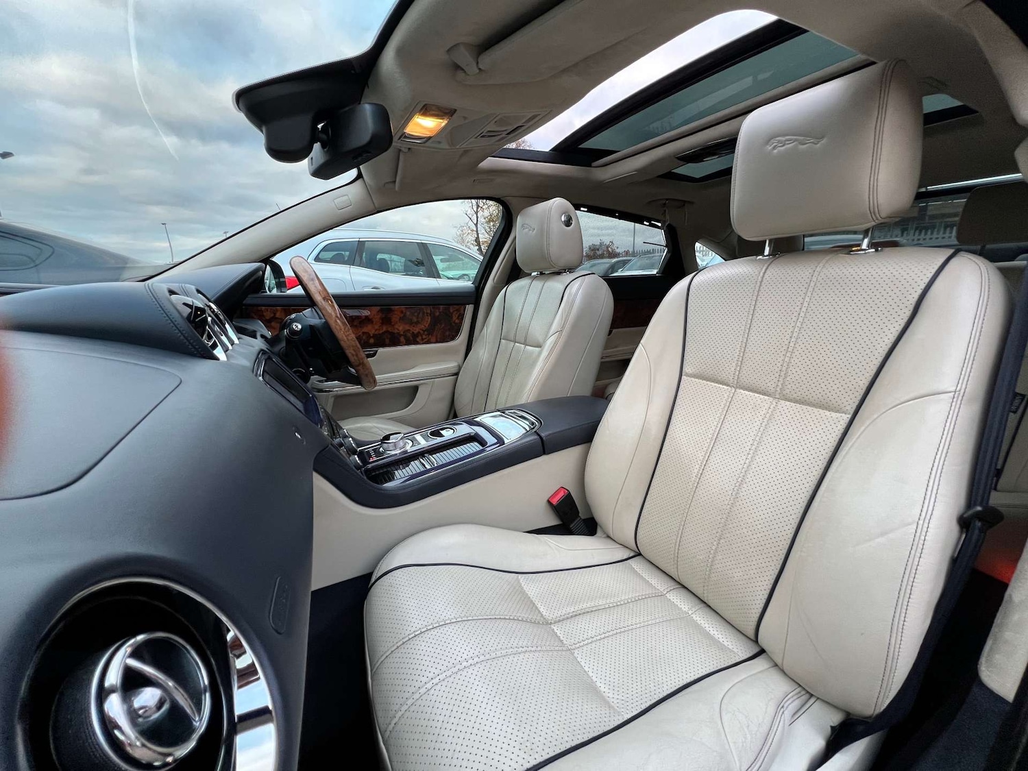 Used Jaguar XJ 2010 for sale - 76533566: Photo 43