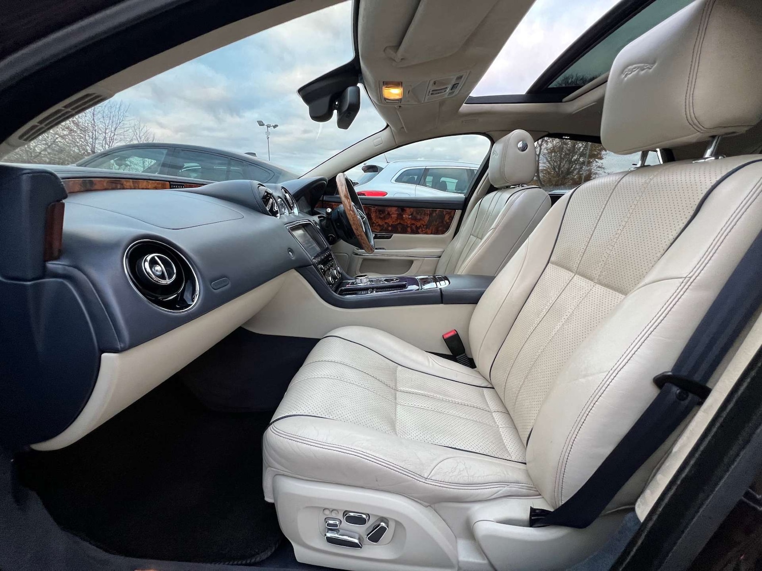 Used Jaguar XJ 2010 for sale - 76533566: Photo 44