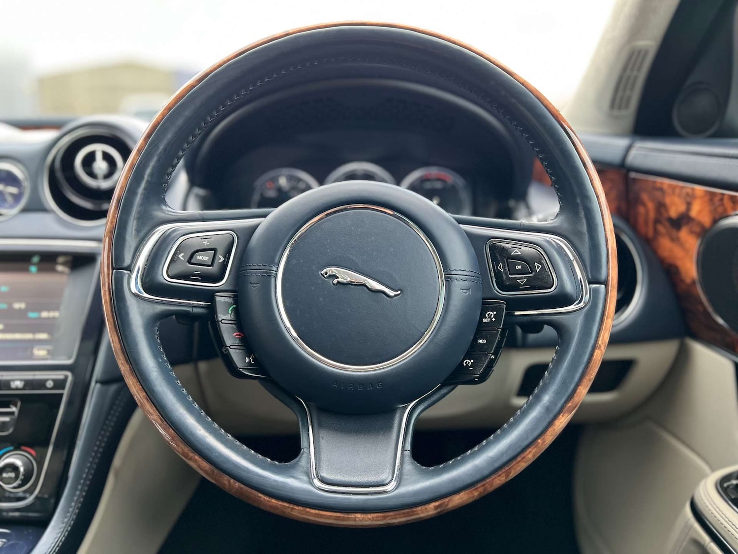 Used Jaguar XJ 2010 for sale - 76533566: Photo 72