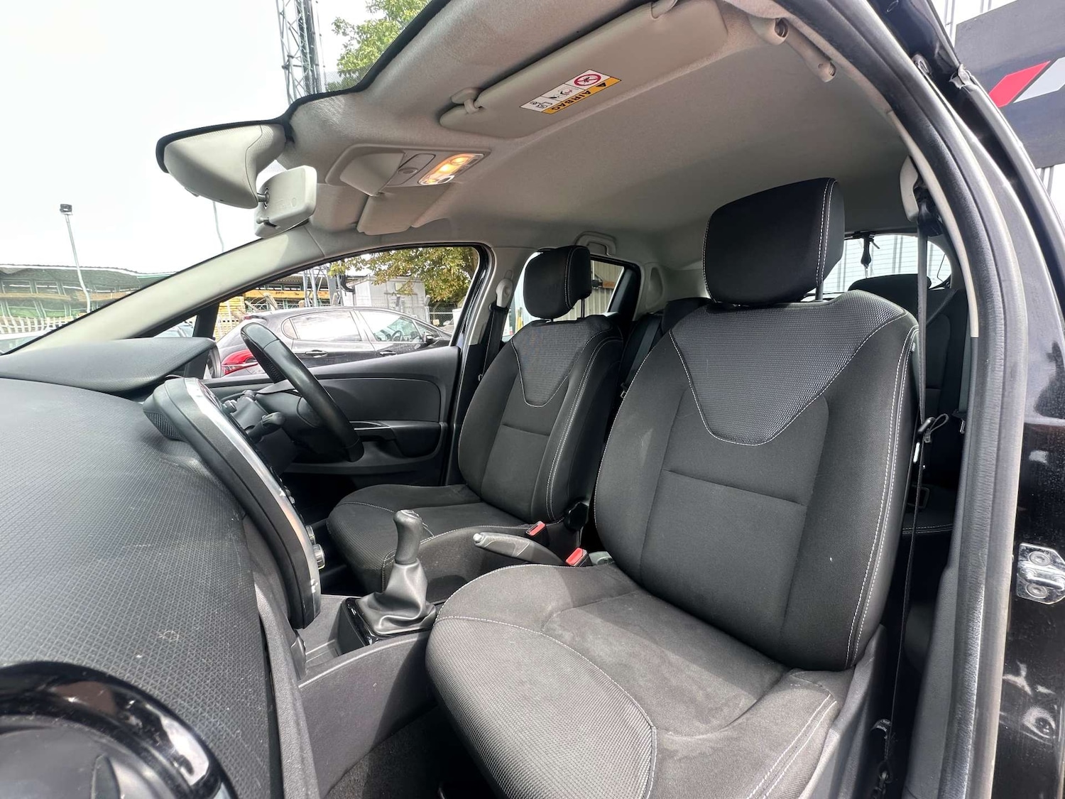 Used Renault Clio 2015 for sale - 77096052: Photo 25