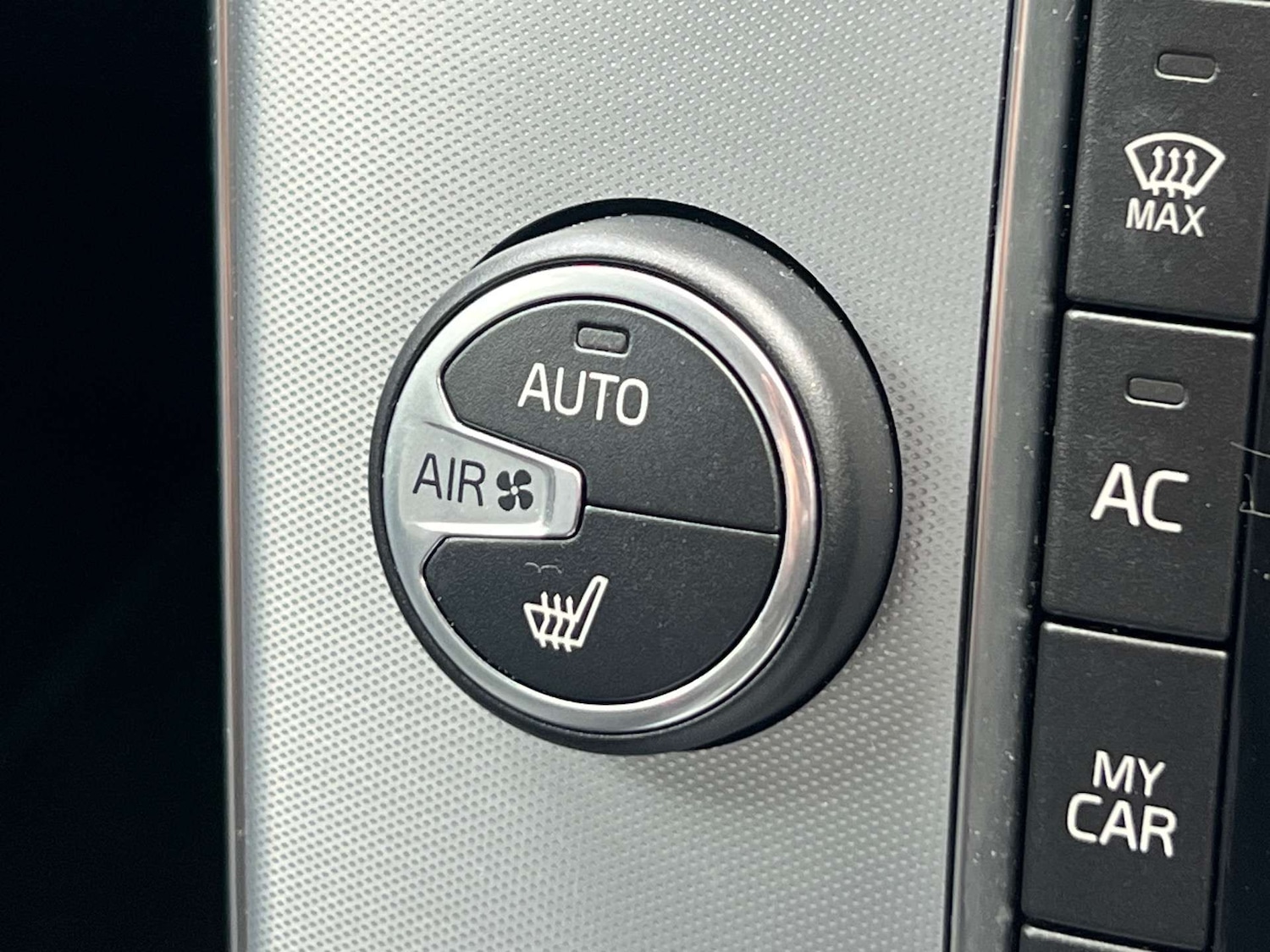 Used Volvo V40 2016 for sale - 76437913: Photo 39