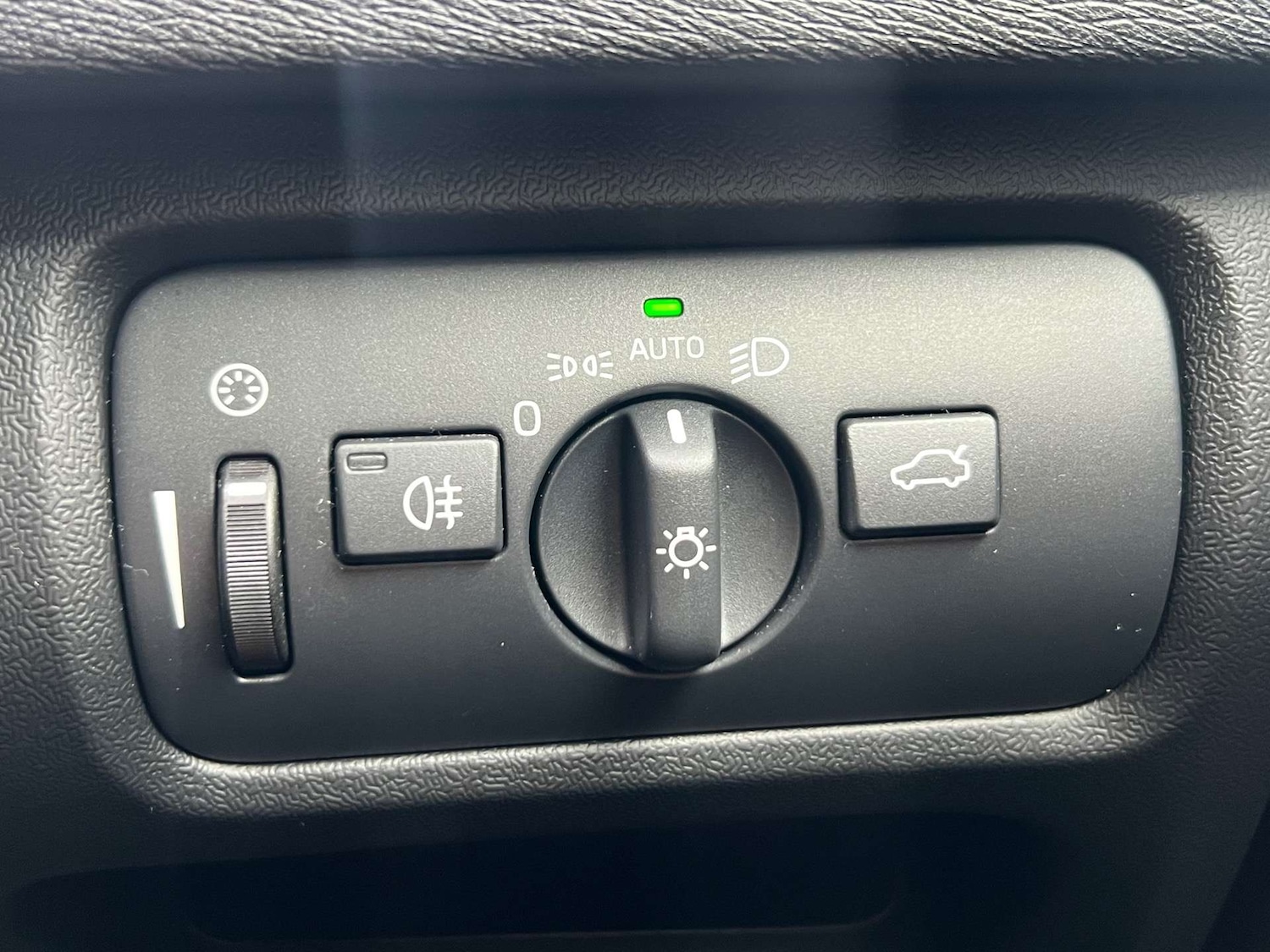 Used Volvo V40 2016 for sale - 76437913: Photo 58