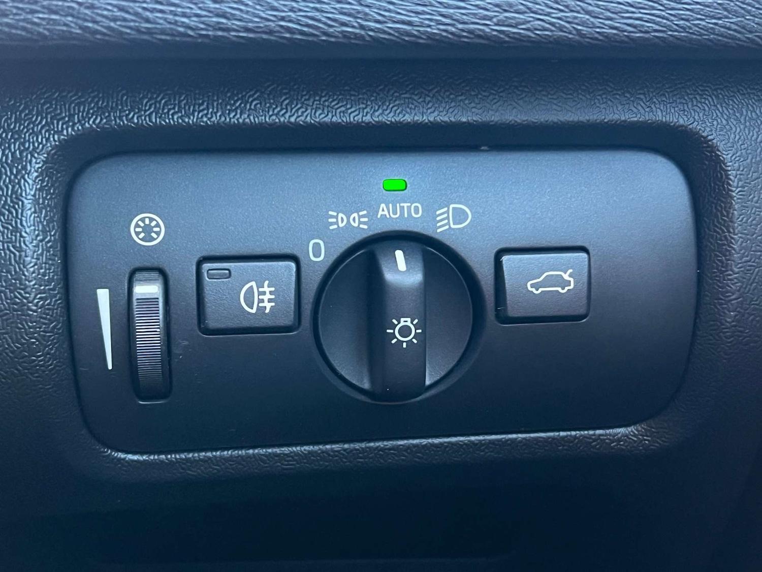 Used Volvo V40 2015 for sale - 78045927: Photo 60