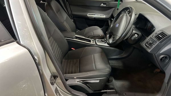 Used Volvo S40 2010 for sale - 76263532: Photo 9