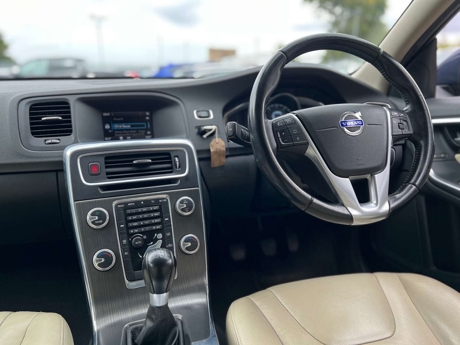 Used Volvo V60 2015 for sale - 75750237: Photo 17