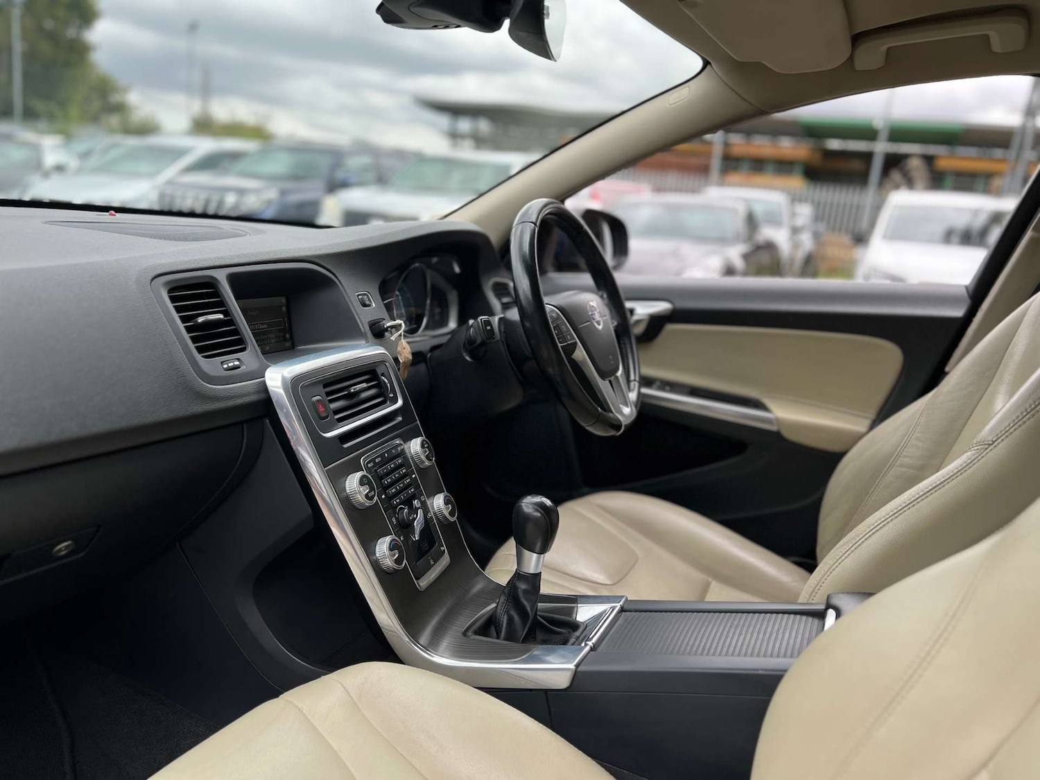 Used Volvo V60 2015 for sale - 75750237: Photo 35