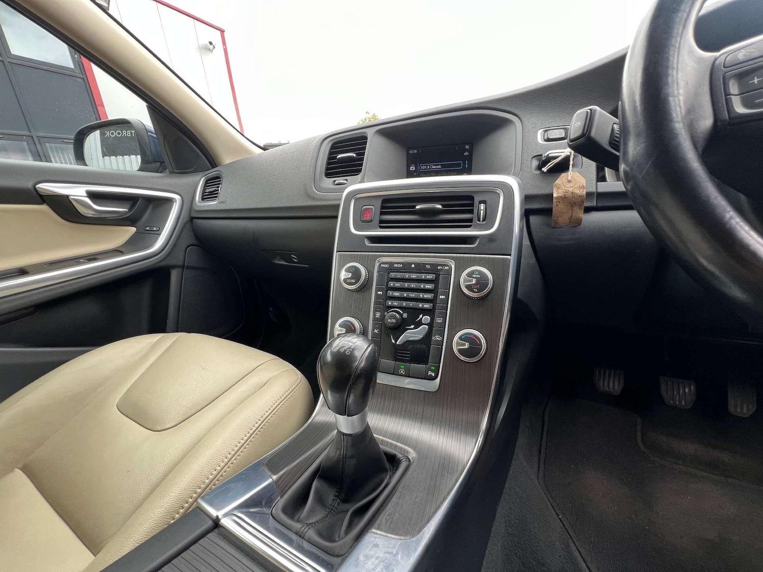 Used Volvo V60 2015 for sale - 75750237: Photo 38