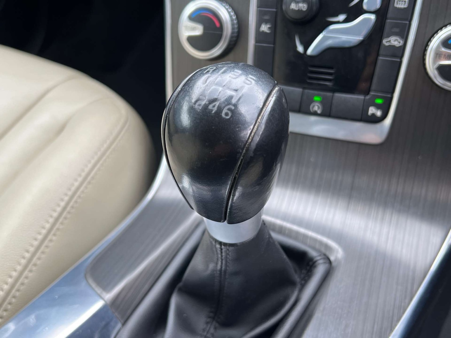 Used Volvo V60 2015 for sale - 75750237: Photo 39