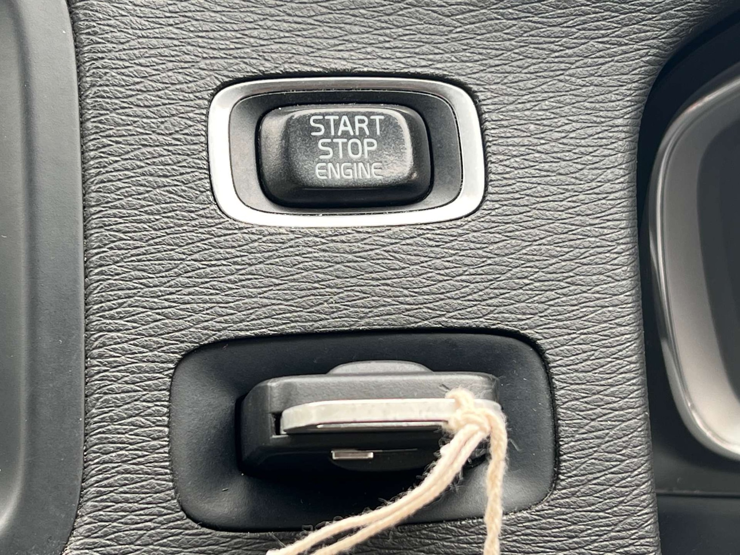 Used Volvo V60 2015 for sale - 75750237: Photo 53