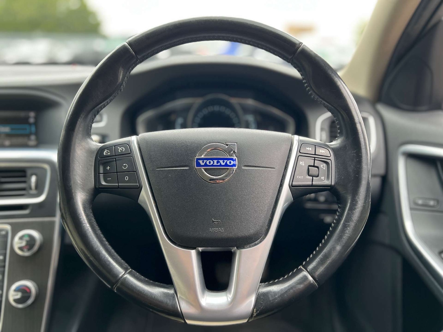 Used Volvo V60 2015 for sale - 75750237: Photo 57