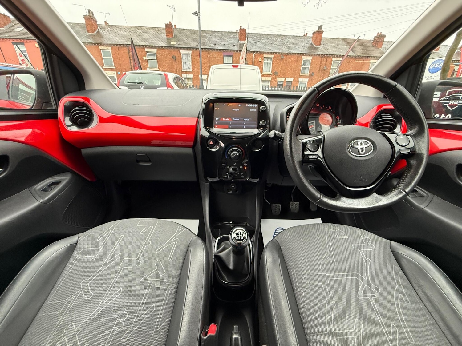 Used Toyota AYGO 2015 for sale - 76700845: Photo 2