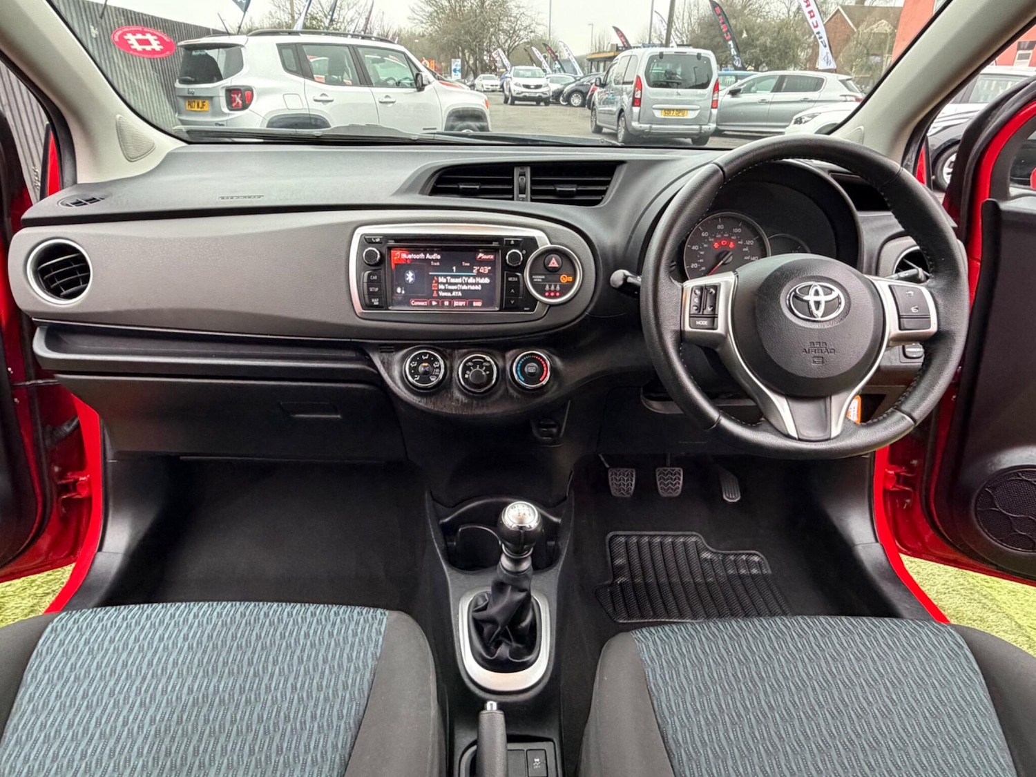 Used Toyota Yaris 2012 for sale - 77425774: Photo 2