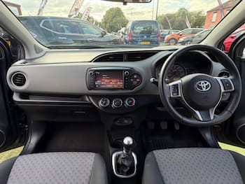 Used Toyota Yaris 2015 for sale - 79589558: Photo