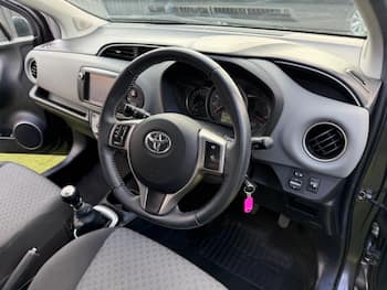 Used Toyota Yaris 2015 for sale - 79589558: Photo