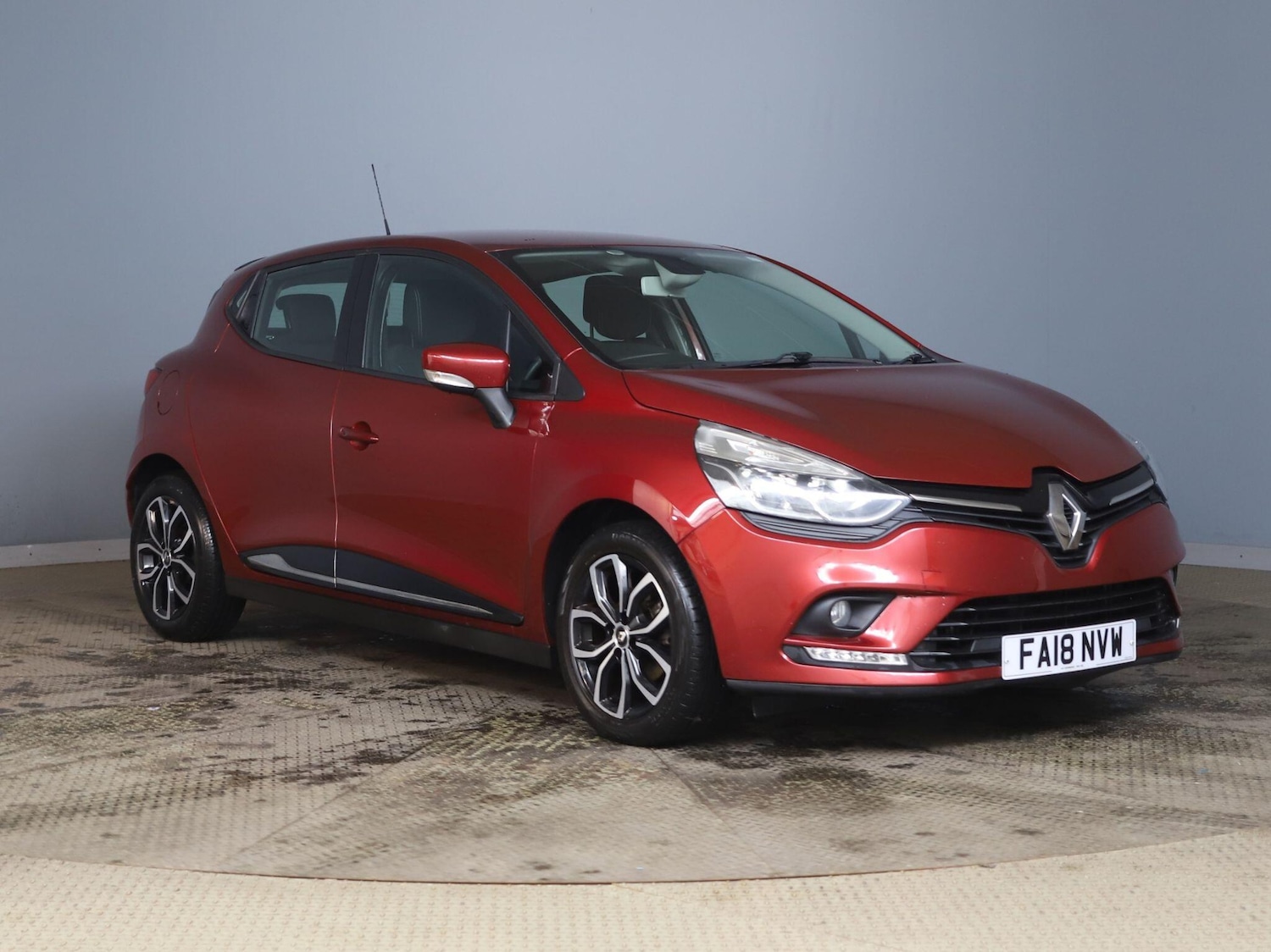 Used Renault Clio 2018 for sale - 76952344: Photo 1