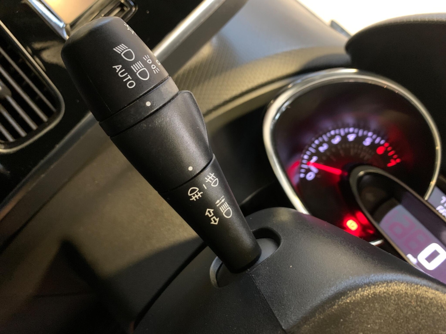 Used Renault Clio 2018 for sale - 76952344: Photo 39