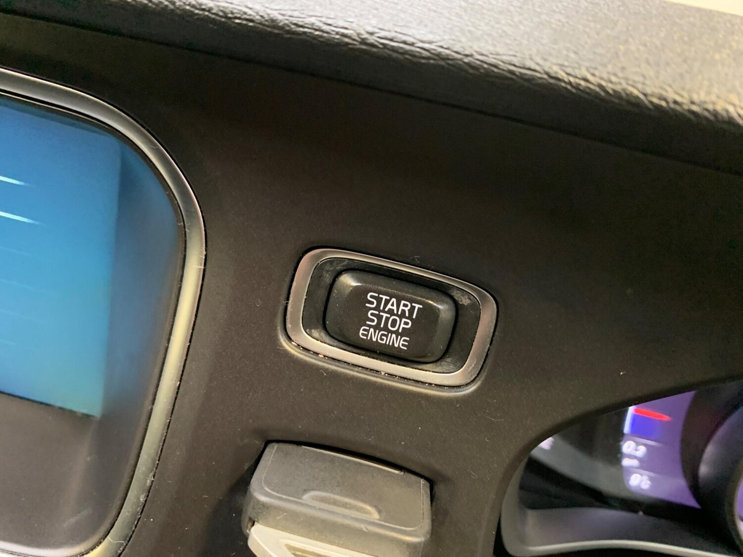 Used Volvo V40 2016 for sale - 78058096: Photo 41