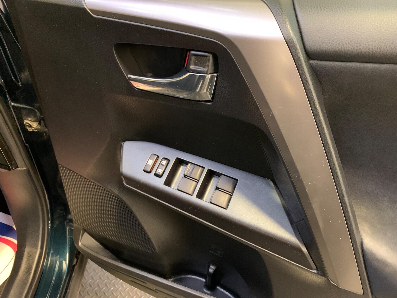 Used Toyota RAV4 2017 for sale - 77670885: Photo 24