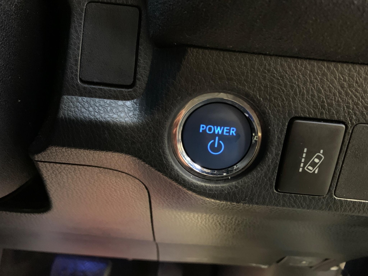 Used Toyota RAV4 2017 for sale - 77670885: Photo 25