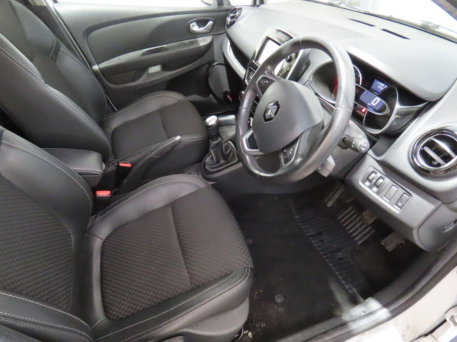 Used Renault Clio 2017 for sale - 77229867: Photo 12